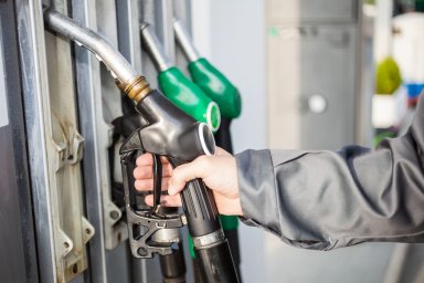 Бензин в России впервые за полгода подешевел